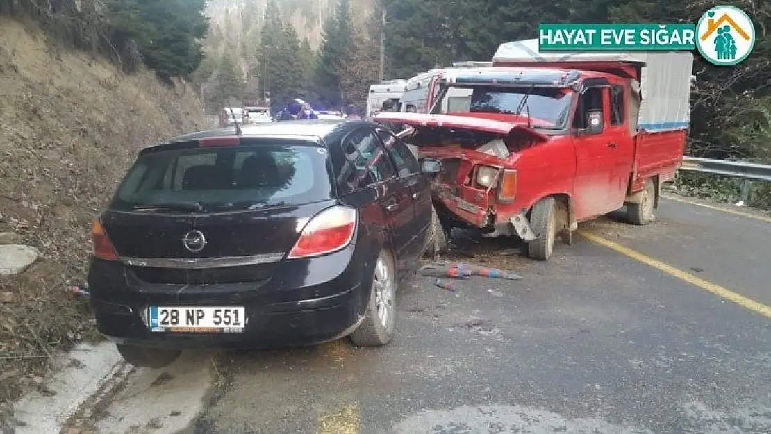 Giresun'da kamyonet ile otomobil çarpıştı: 1 ölü, 2 yaralı