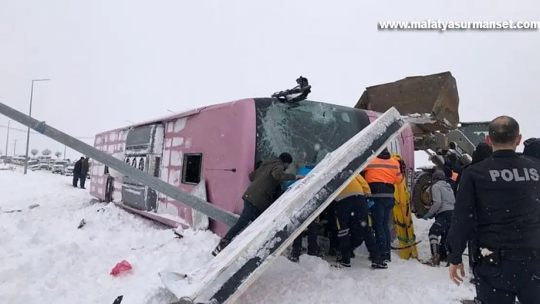 Giresun'da yolcu otobüsü karlı ve buzlu yolda şarampole yuvarlandı: 1'i ağır 10 yaralı