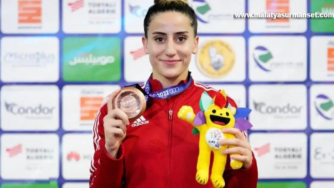 Gizem Özer, Dünya Üniversiteler Boks Şampiyonası'nda yarı finale çıktı