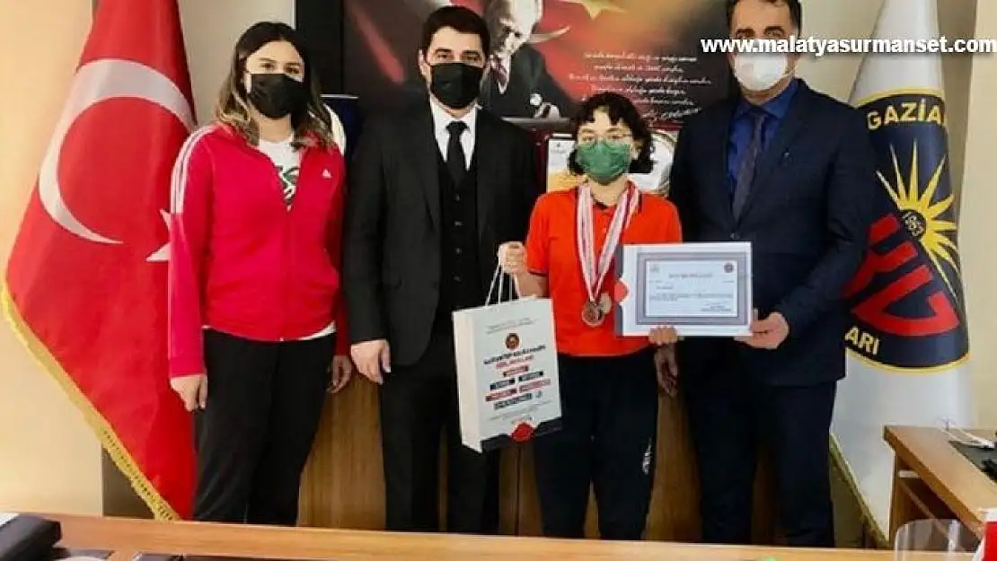 GKV'li İdil Erkan'ın yüzme başarısı