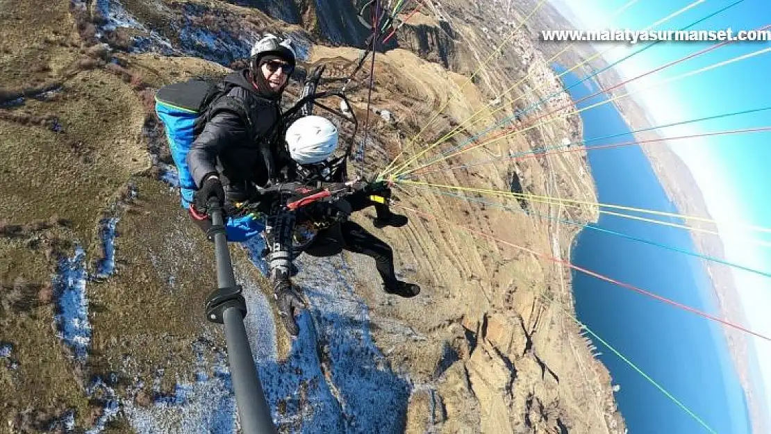 Göl manzarası eşliğinde Hazarbaba Dağı'nda yamaç paraşütü keyfi