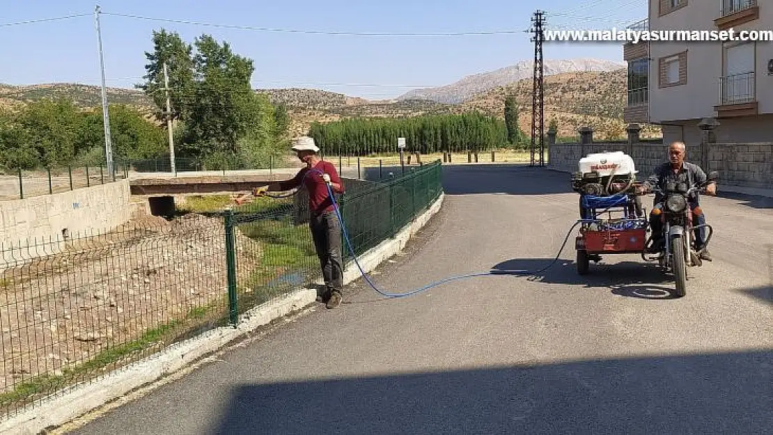 Gölbaş'nda yabani otları ilaçlıyor