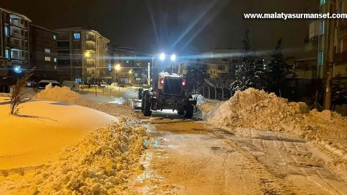 Gölbaşı Belediyesi, kaldırımlarda kar temizleme ve tuzlama yapıyor