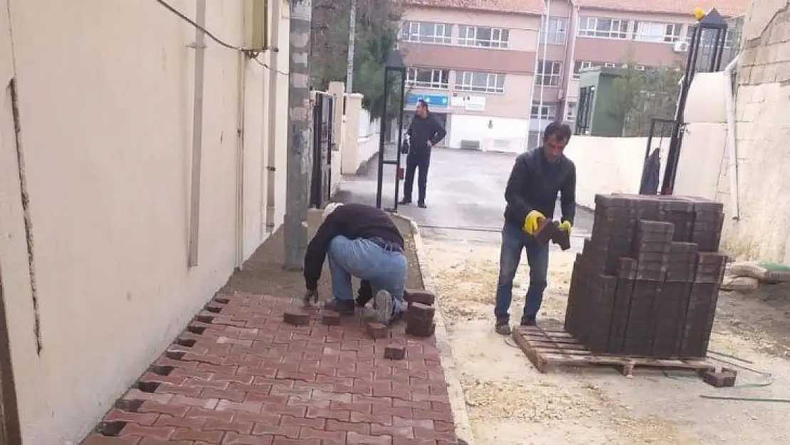 Gölbaşı Caddesinde kaldırım çalışması yapıldı