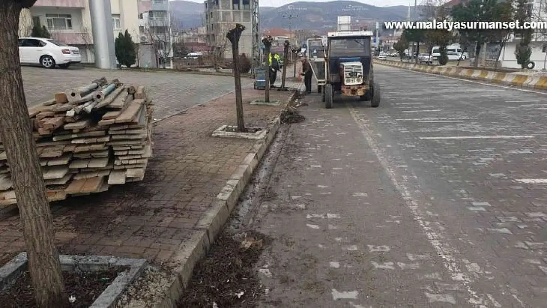 Gölbaşı'nda yağmur kanallarını temizliyor