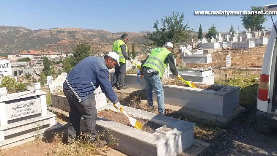 Gölbaşı'ndaki mezarlıkta bayram hazırlığı