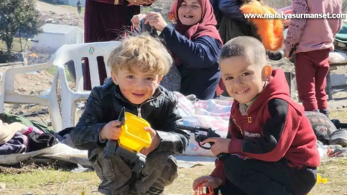 Gönüllü olarak geldikleri Adıyaman'da dağıttıkları oyuncaklarla çocukların yüzünü güldürdüler