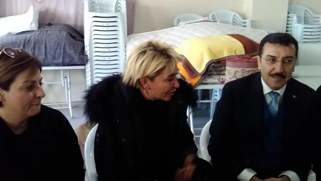Gönüllülerin deprem bölgesine yardımları sürüyor