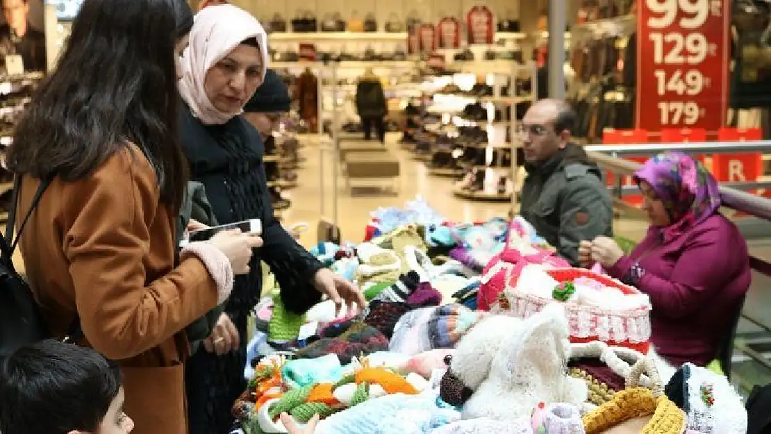 Görme engelli kadınlar ördü, vatandaşlar aldı