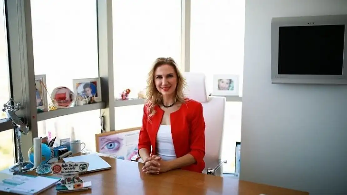 Göz kapağı düşüklüğü yorgun ifadeye sebep oluyor