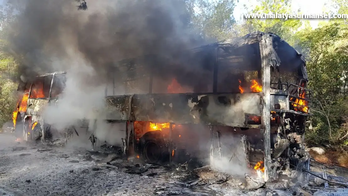 Günel Koreli turistleri taşıyan tur otobüsü alev alev yandı