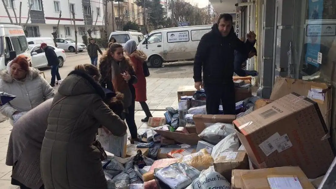 Günlerdir kargolarını alamayan vatandaşlar, kargo şirketine tepki gösterdi