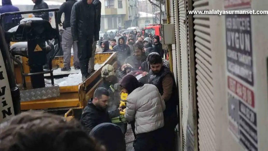 Günün ilk ışıklarıyla deprem bölgesi