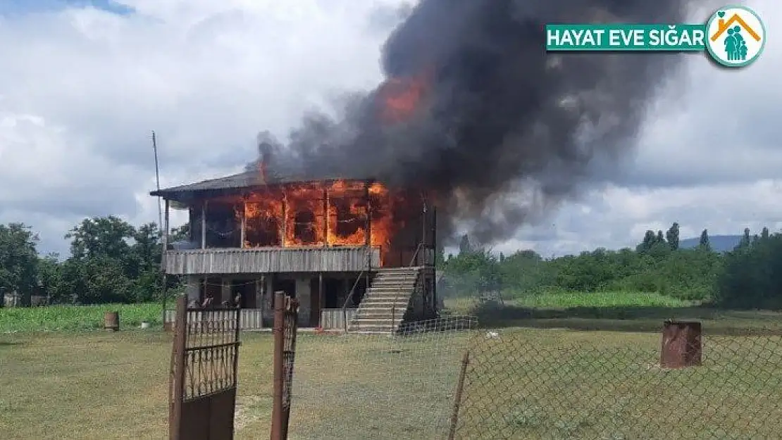 Gürcistan'da tecavüzle suçlanan baba ve oğlunun evi ateşe verildi