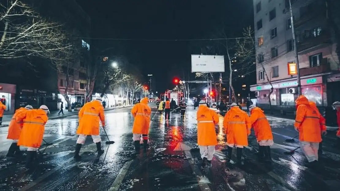 Gürcistan'da caddeler köpüklü su ve dezenfektanlarla temizlendi