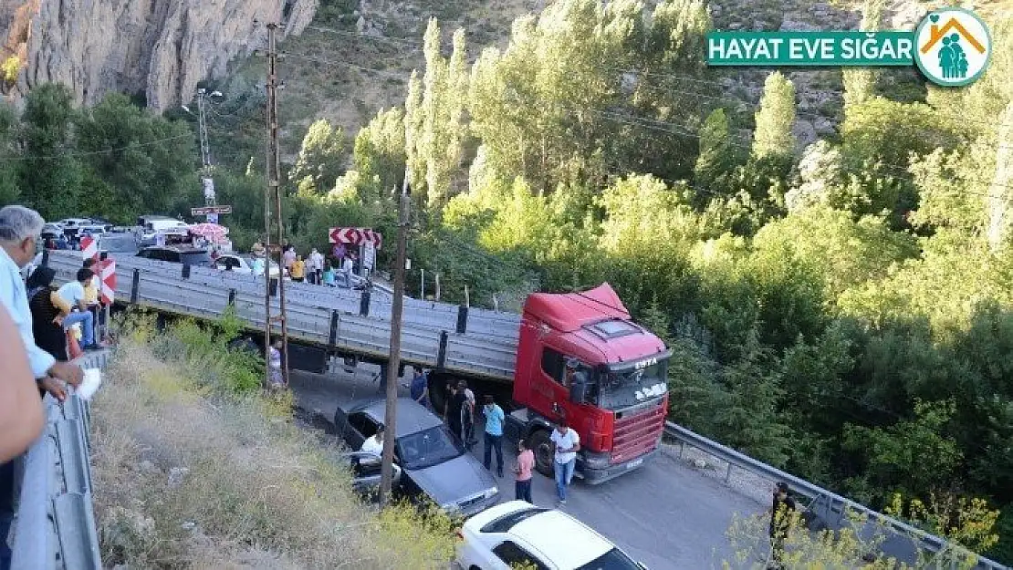 Gürpınar Şelalesi yolunda trafik çilesi