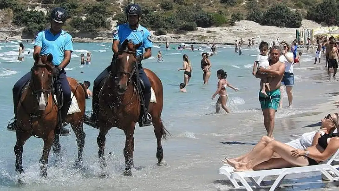 Atlı Jandarma ekibi Çeşme plajlarında göreve başladı