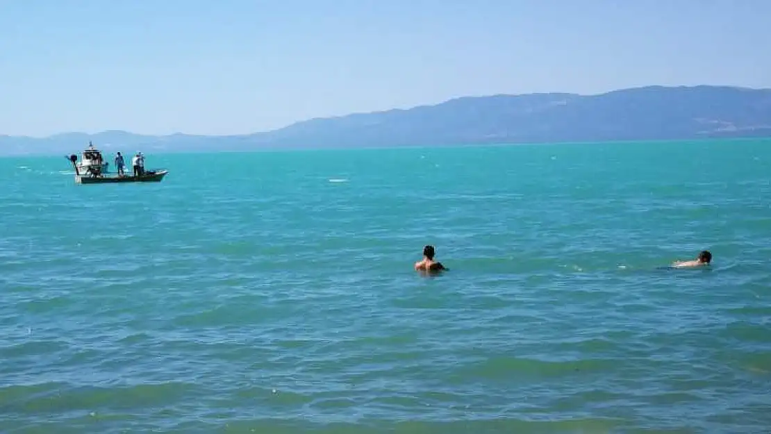 Serinlemek için girdiği gölde kayboldu