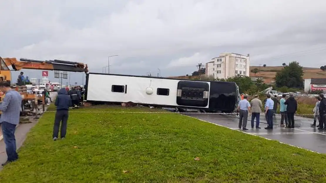 Biga'da yolcu otobüsü devrildi: 1 ölü
