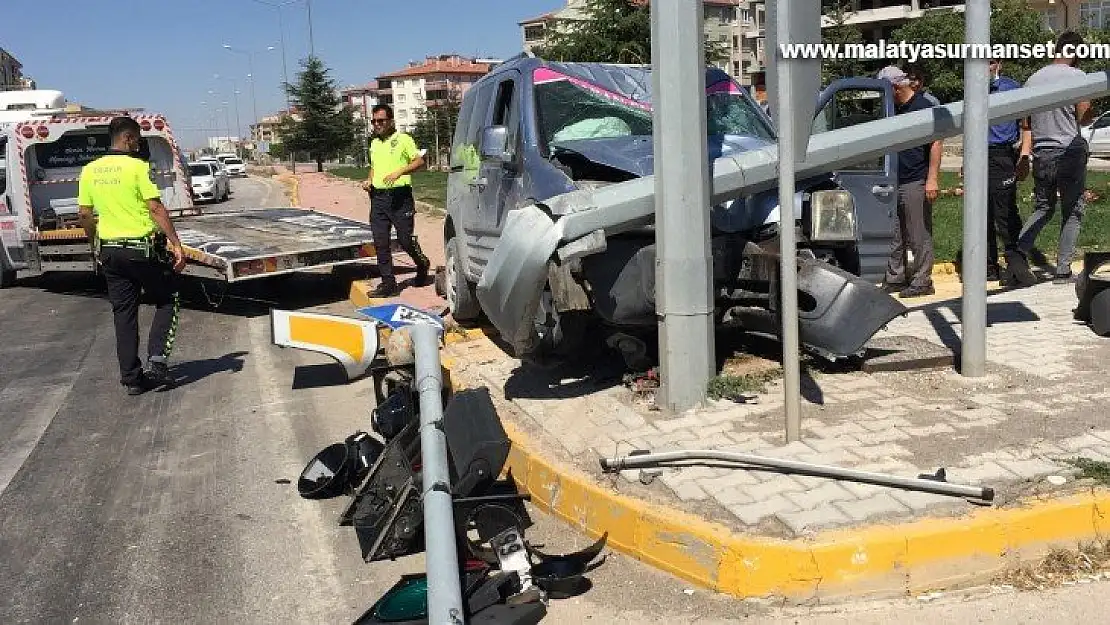 Hafif ticari araç aydınlatma direğine çarptı: 3 yaralı