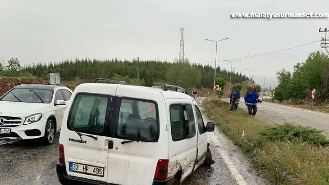 Hafif ticari araç aydınlatma direğine çarptı: 2 yaralı