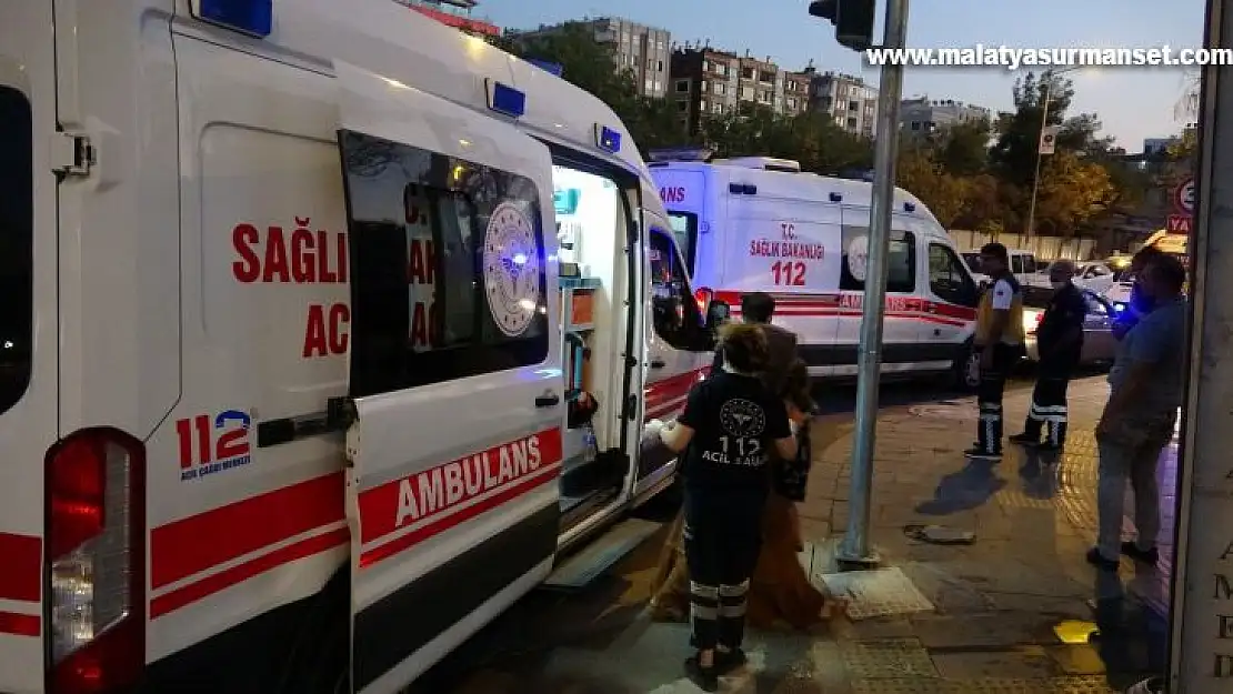 Hafif ticari araç, dönüşü yasak olan yola girdi: 5 kişi yaralandı