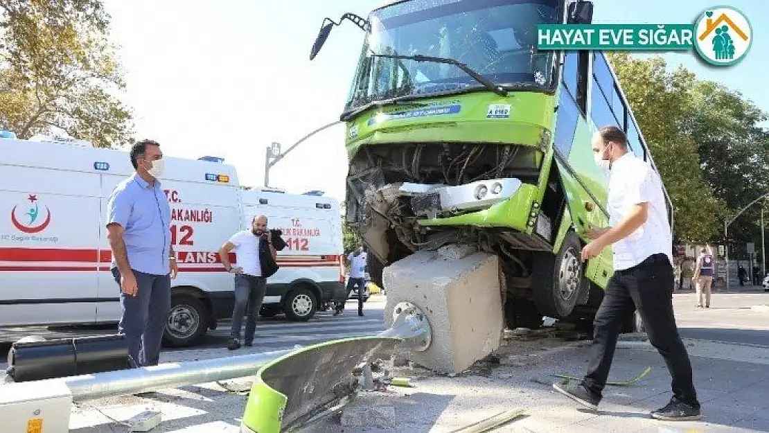 Hafif ticari araç ile çarpışan halk otobüsü şaha kalktı: 7 yaralı