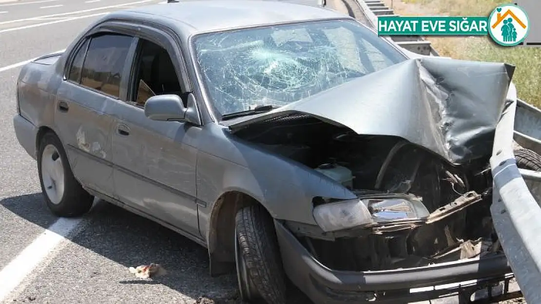 Hafif ticari araç ile çarpışan otomobil bariyerlere saplandı: 5 yaralı