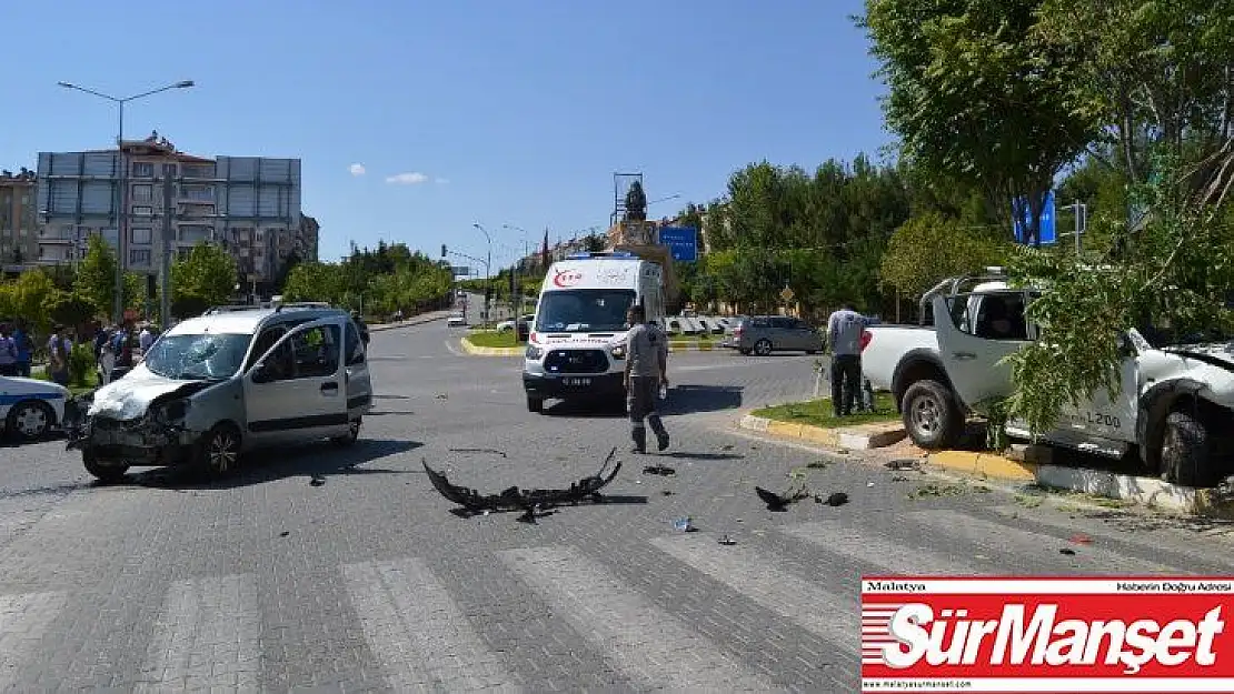 Hafif ticari araç ile kamyonet çarpıştı: 5 yaralı