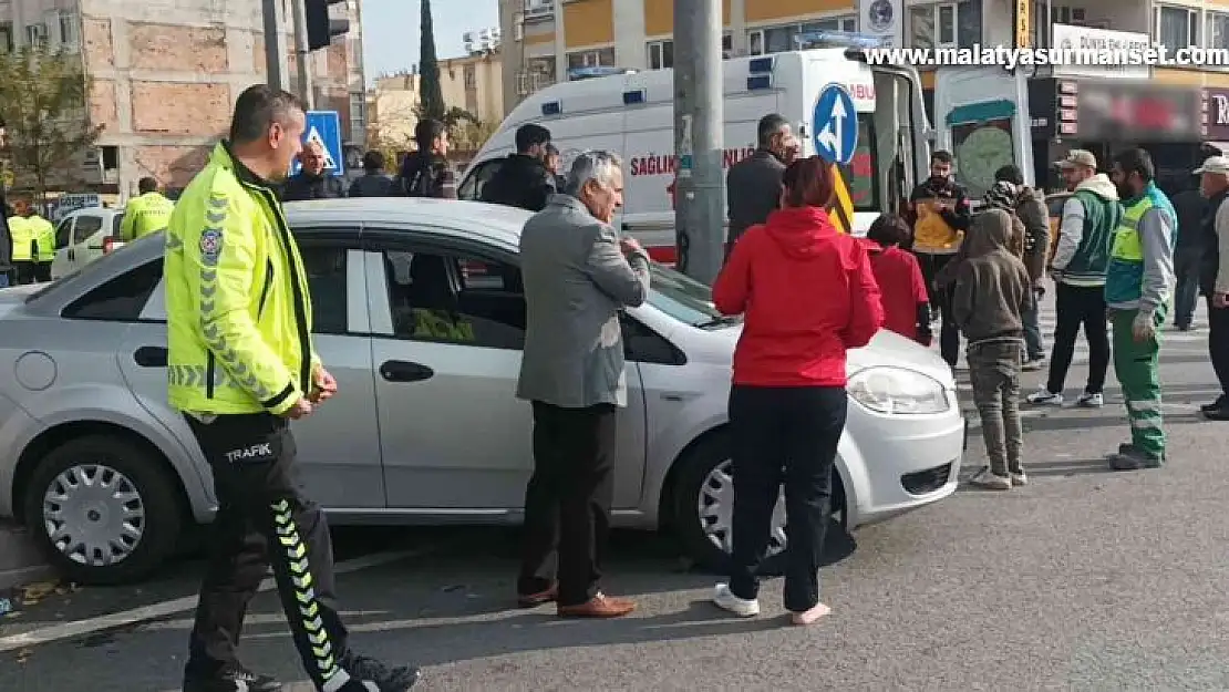 Hafif ticari araç ile otomobil çarpıştı: 3 yaralı