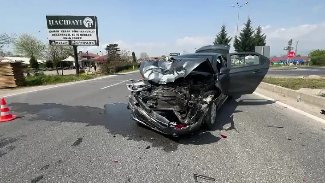 Hafif ticari araç ile otomobilin çarpıştığı kazada 2 kişi yaralandı