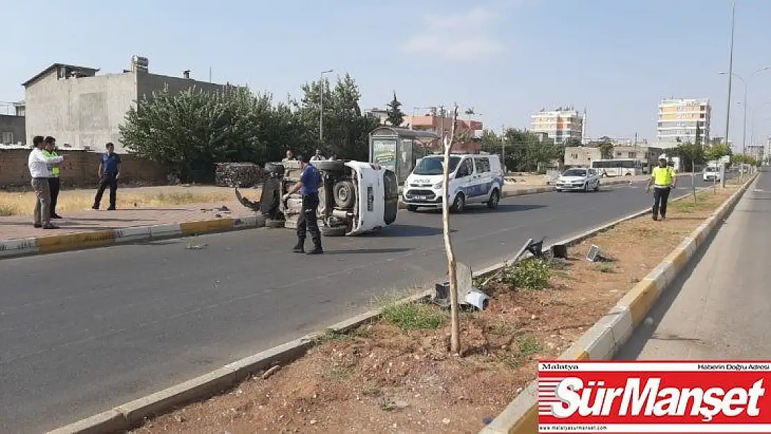 Hafif ticari araç takla attı: 2 yaralı