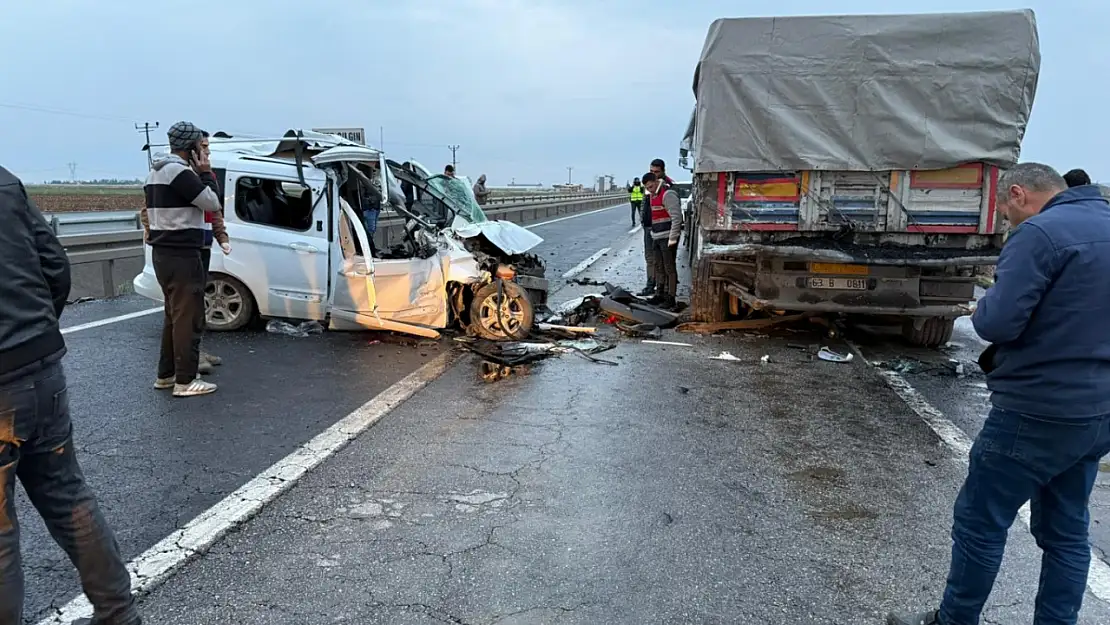 Hafif ticari araç tıra arkadan çarptı 1 ölü