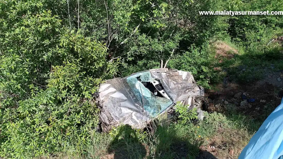 Hafif ticari araç uçuruma yuvarlandı: 1 ölü, 1 yaralı