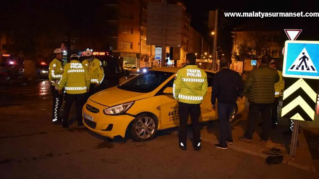 Hafif ticari aracın çarptığı ticari kaldırıma savruldu