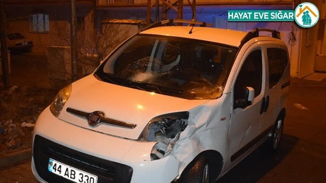 Hafif ticari araçla çarpışan motosikletli ağır yaralandı