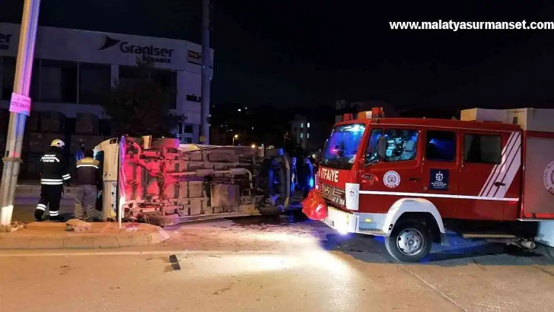 Hafif ticari araçla çarpışan minibüs devrildi: 6 yaralı