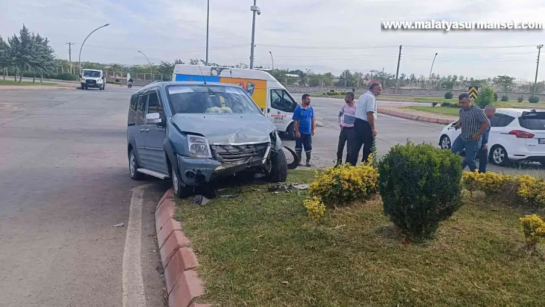 Hafif ticari araçla otomobil çarpıştı: 1 yaralı