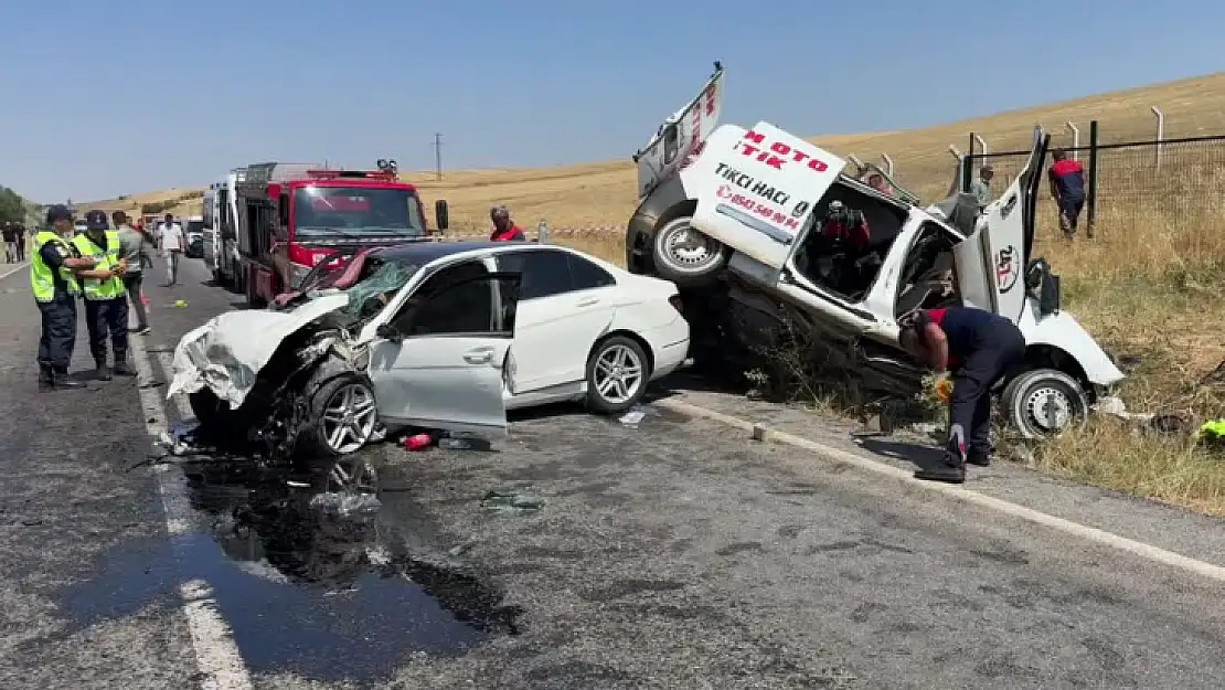 Hafif Ticari Araçla Otomobilin Çarpıştığı Kazada 3 Kişi Öldü