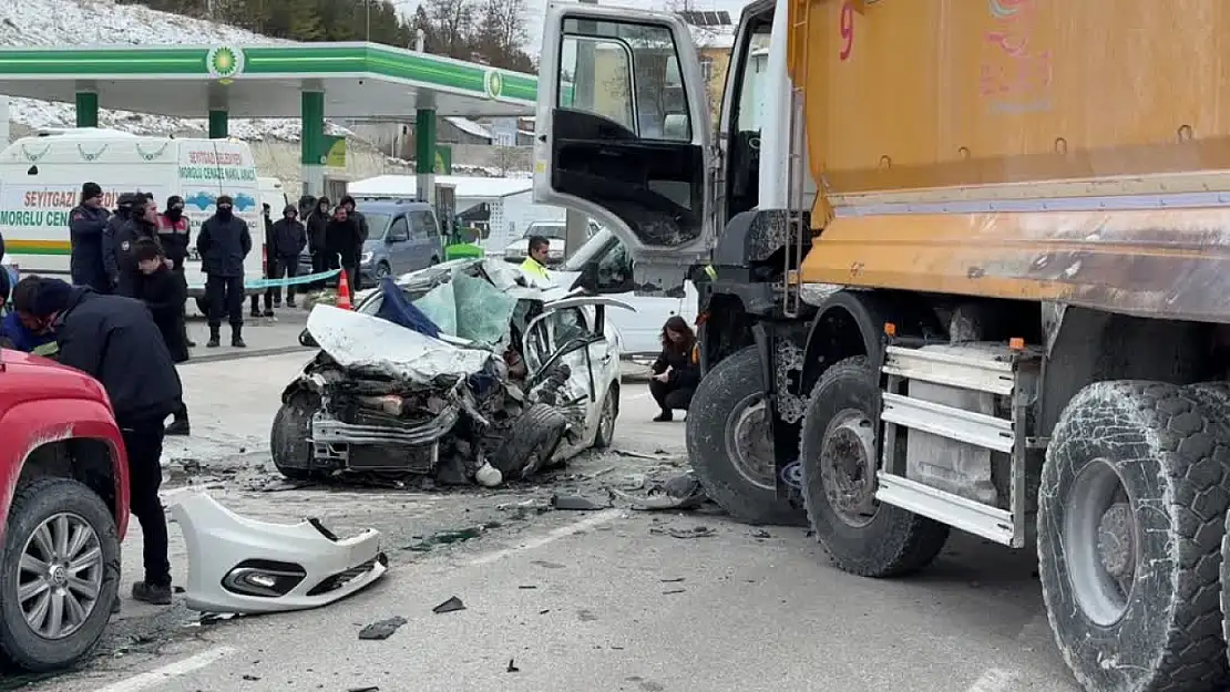 Hafriyat kamyonuyla çarpışan otomobilin sürücüsü öldü