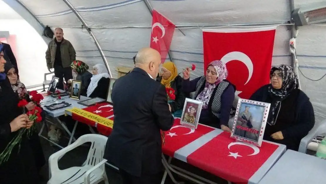 HAK-İŞ'ten HDP önünde evlat nöbeti tutan ailelere destek ziyareti