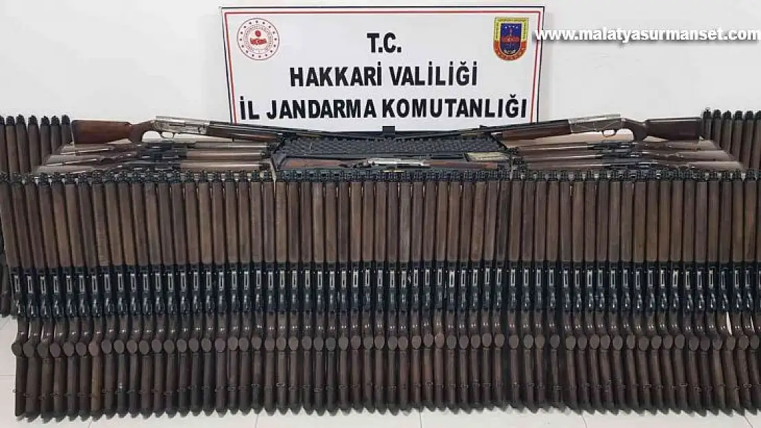 Hakkari'de jandarma kamyonetin gizli bölmesinde 91 av tüfeği ele geçirdi