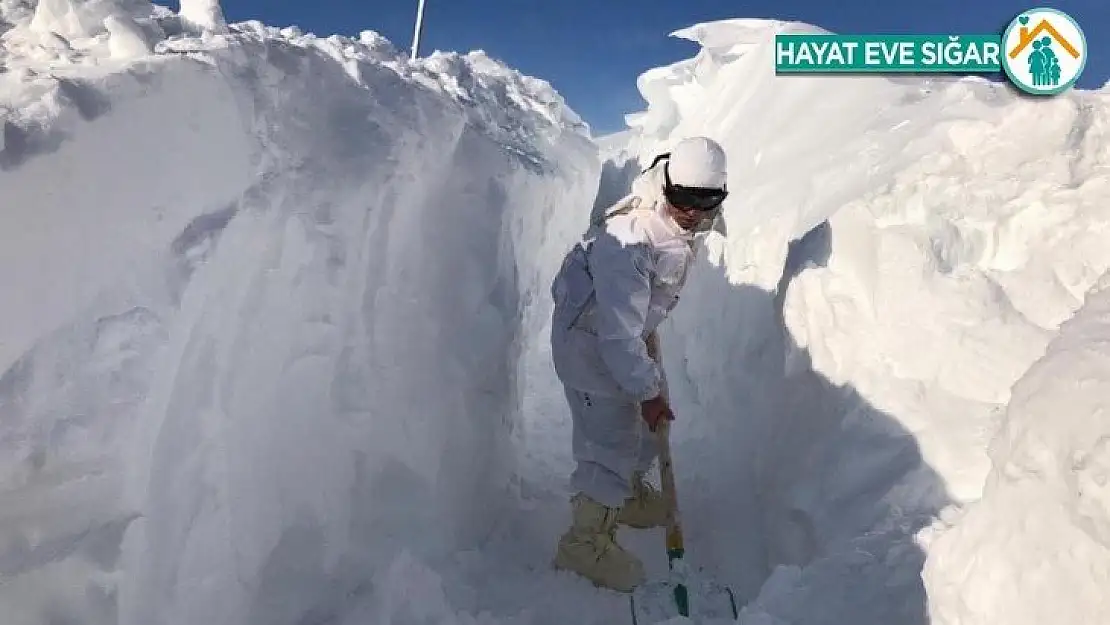 Hakkari'de ki üs bölgelerinde faaliyetler zorlu koşullara rağmen sürüyor