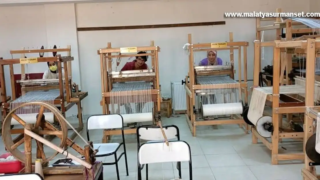 Halı tasarımı programı öğrencileri kilim dokuyor