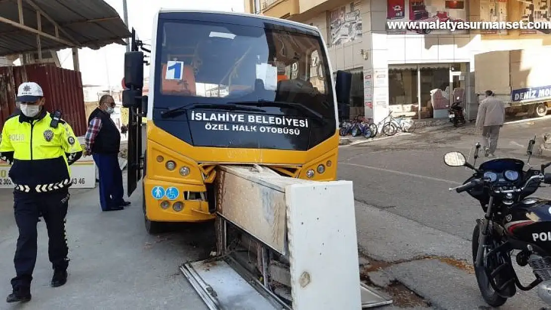 Halk otobüsü kaza yaptı 3 mahallenin interneti kesildi