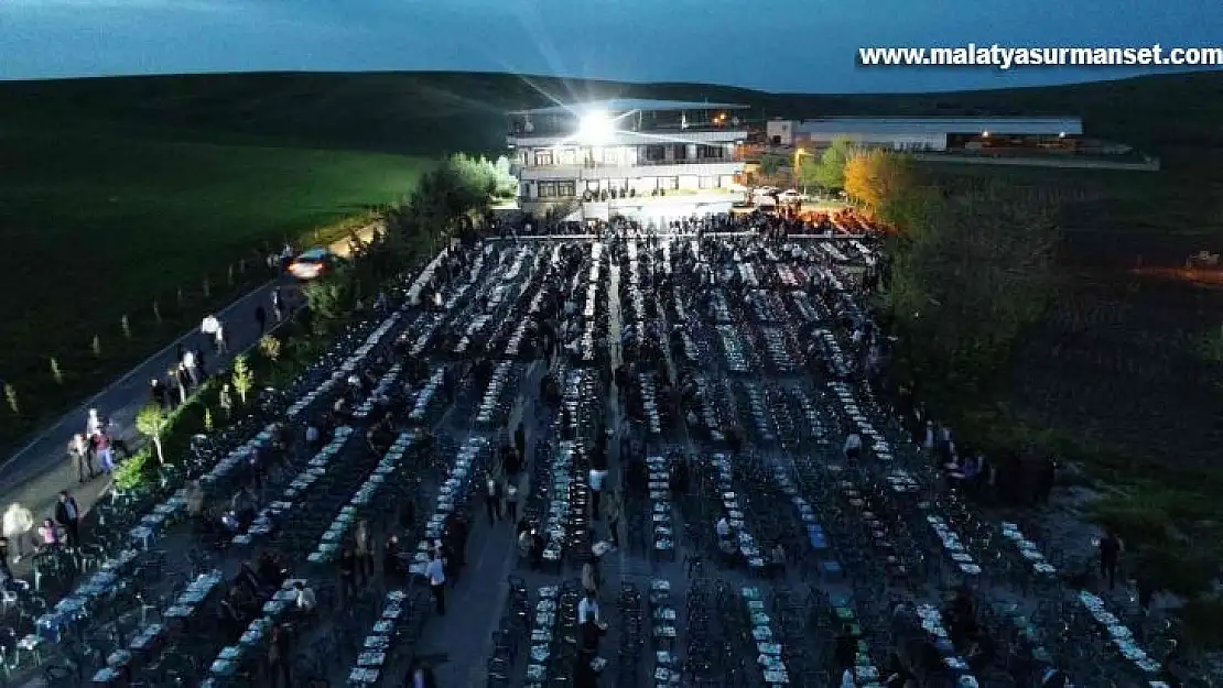 Hamo Ağadan 3 bin kişiye iftar yemeği