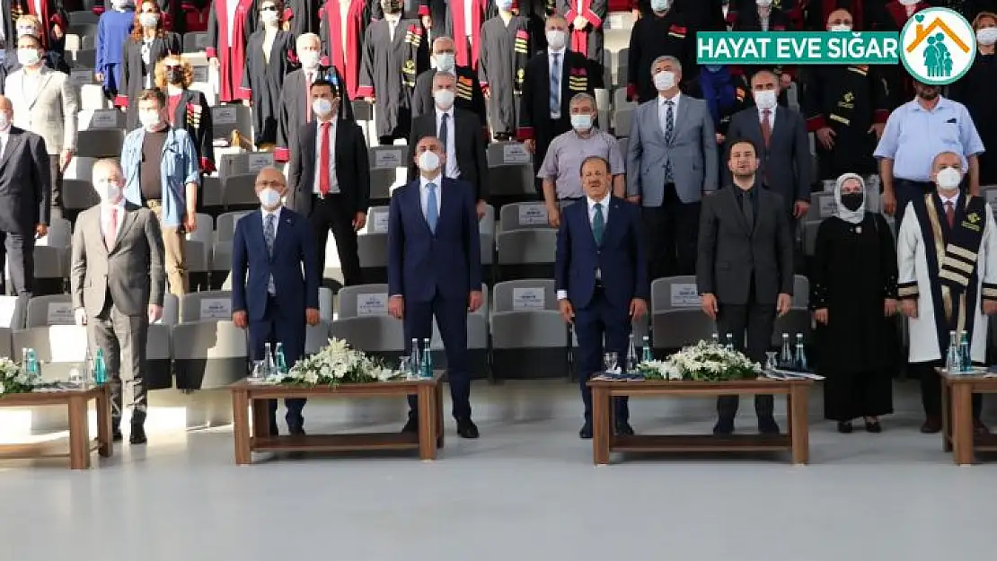 Hasan Kalyoncu Üniversitesi'nde 2021 mezunları kep attı