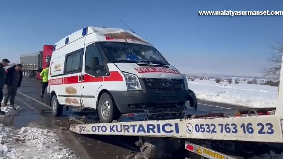 Hasta taşıyan ambulans kaygan yolda takla attı: 1 yaralı