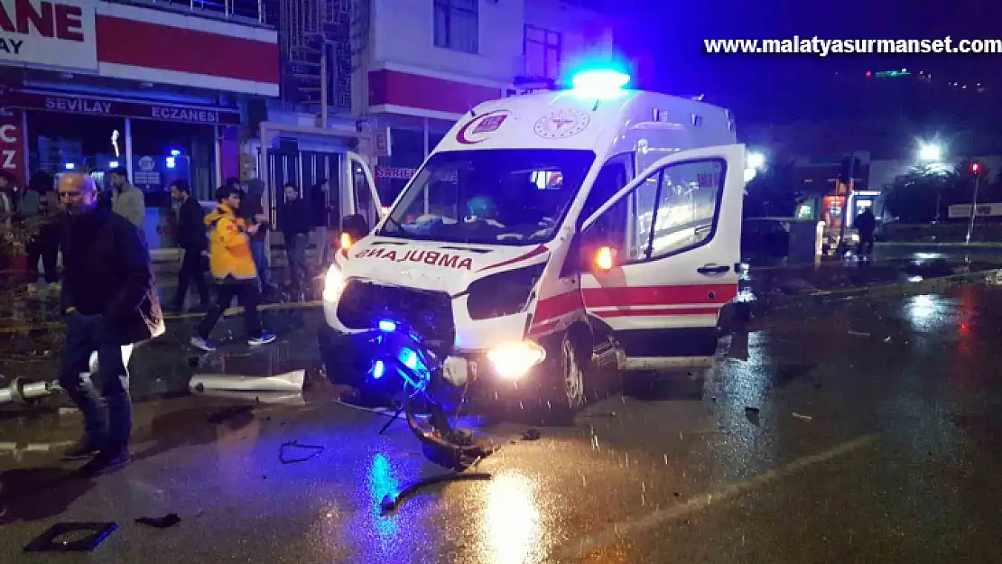 Hasta taşıyan ambulans otomobille çarpıştı