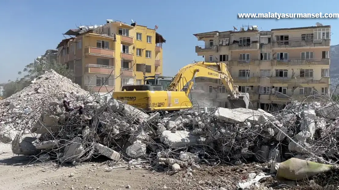 Hatay'da ağır hasarlı binaların kontrollü yıkımı sürüyor